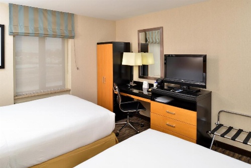 Holiday Inn Express Kennedy Airport image 9
