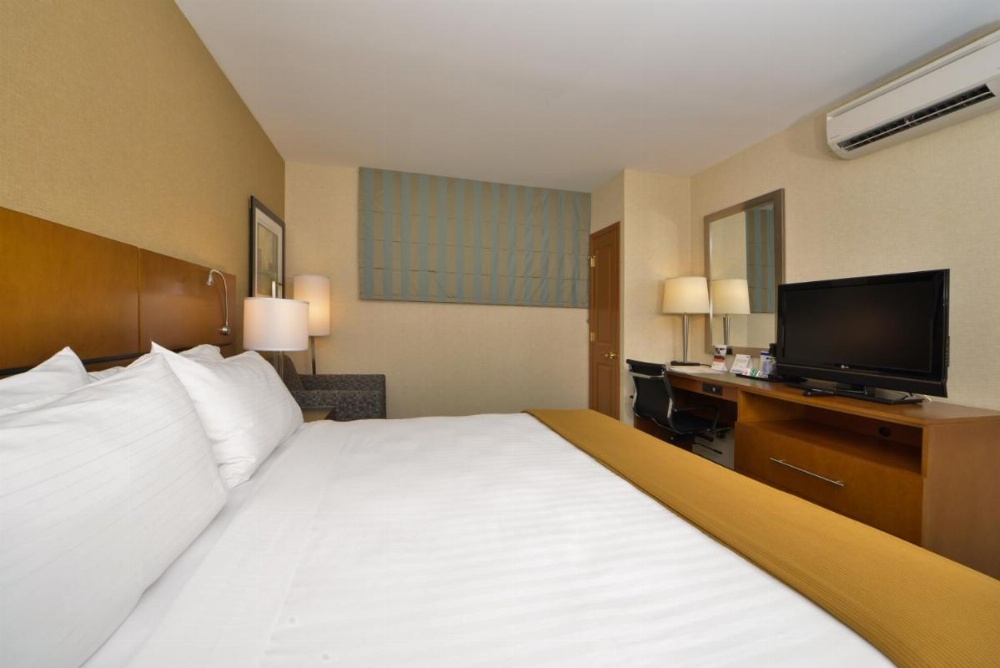Holiday Inn Express Kennedy Airport Image 16